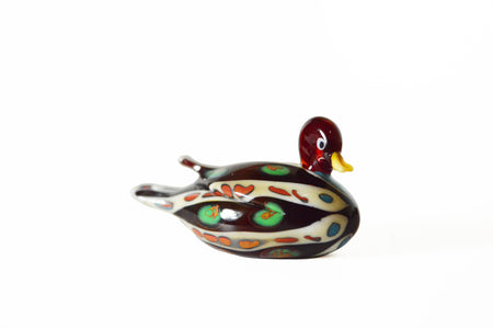 No Solo Vetro glass ducks pen rest in purple, decorative office accessory with colorful duck design on transparent glass.