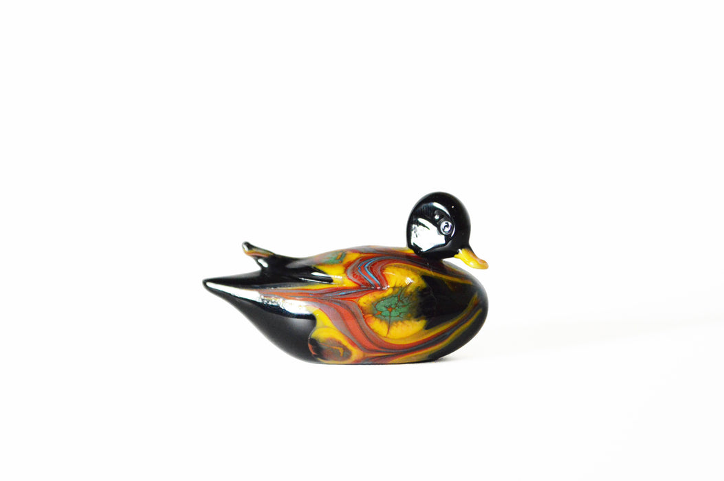 No Solo Vetro glass ducks pen rest, purple decorative glass pen holder with two duck figures on a clear base.