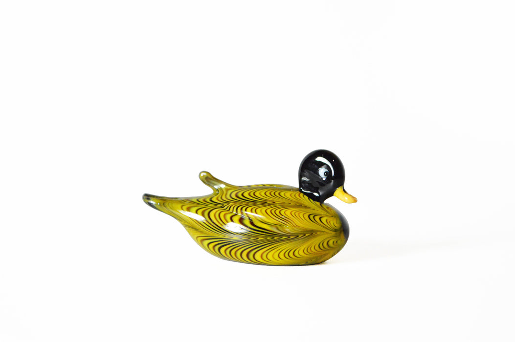 No Solo Vetro glass ducks pen rest, purple ceramic decorative holder for pens and stationery, featuring two duck figures.