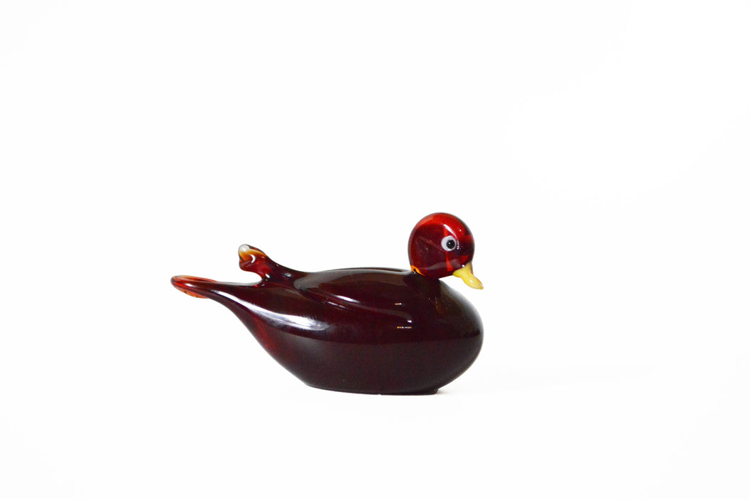 No Solo Vetro glass ducks pen rest features purple glass ducks, perfect for holding pens on a desk or workspace.