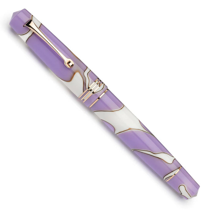 Leonardo Officina Ita Momento Zero Nuvola Lilac fountain pen with a sleek, purple resin body and gold accents.