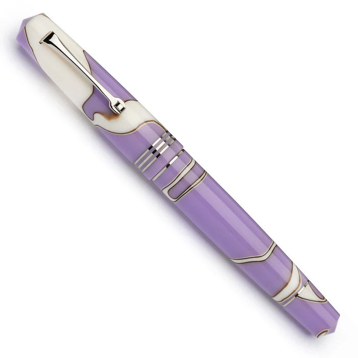 Leonardo Officina Ita Momento Zero Nuvola Lilac fountain pen with lavender-colored resin body and gold accents.