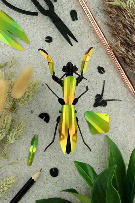 Assembli Paper Praying Mantis craft made of red metal and paper, detailed and realistic insect sculpture for arts and crafts.