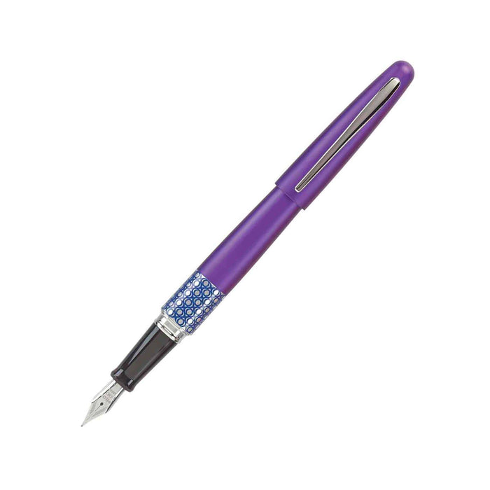 Black Pilot Metropolitan fountain pen with fine nib, featuring a sleek design and smooth ink flow.
