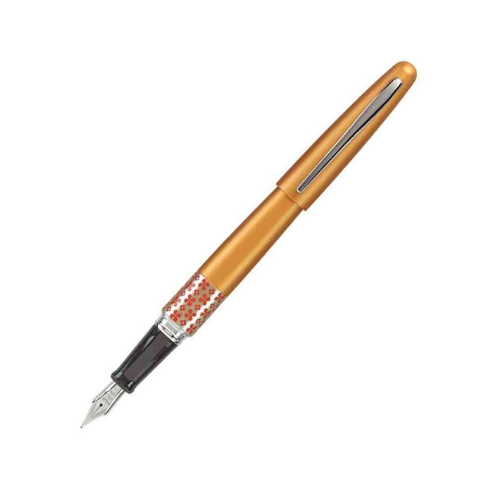 Black Pilot Metropolitan fountain pen with fine nib, featuring sleek design and smooth ink flow.