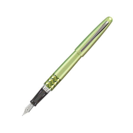 Black Pilot Metropolitan fountain pen with fine nib, sleek design, and smooth writing tip, ideal for everyday writing.