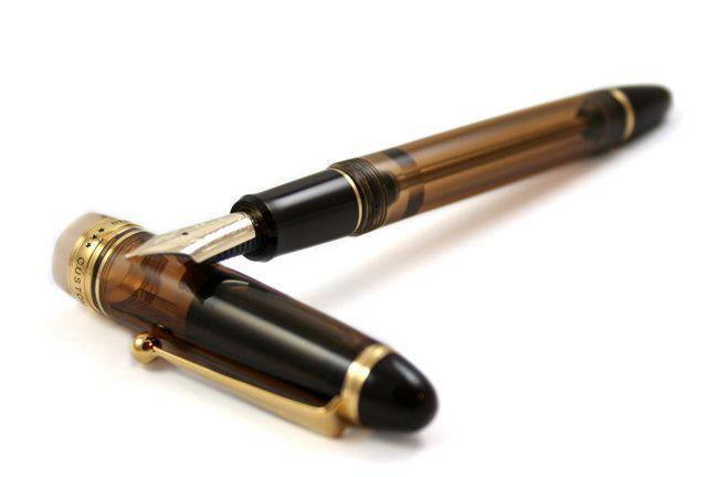 Pilot Custom 823 amber fountain pen with gold accents, featuring a fine nib and transparent amber body.