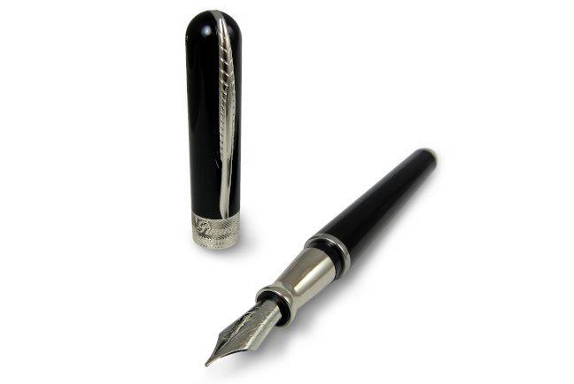 Pineider Avatar UR fountain pen in Graphene Black with an elegant design and extra-fine nib for smooth writing.