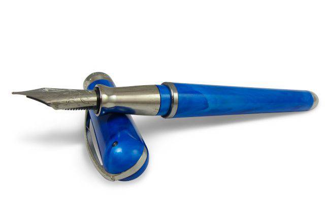 Pineider Avatar UR Fountain Pen in Neptune Blue with gold accents, featuring an elegant design and fine nib.
