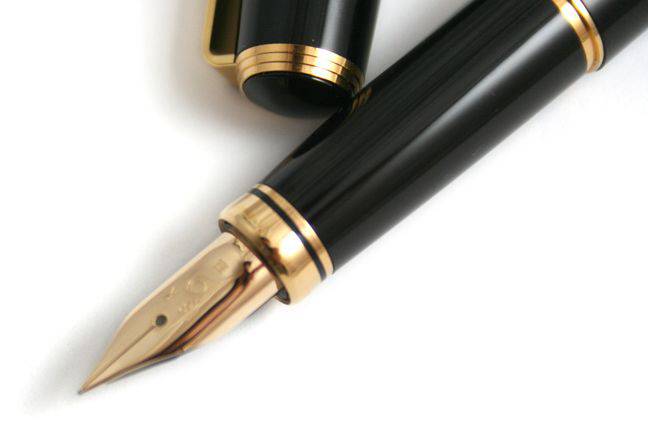 Platinum Maki-e fountain pen featuring intricate koi fish goldfish design with gold accents on a smooth black body.
