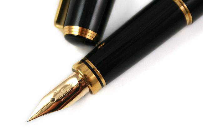 Platinum Maki-e Phoenix fountain pen with intricate gold and lacquer design, fine nib, by Platinum Pen Company.