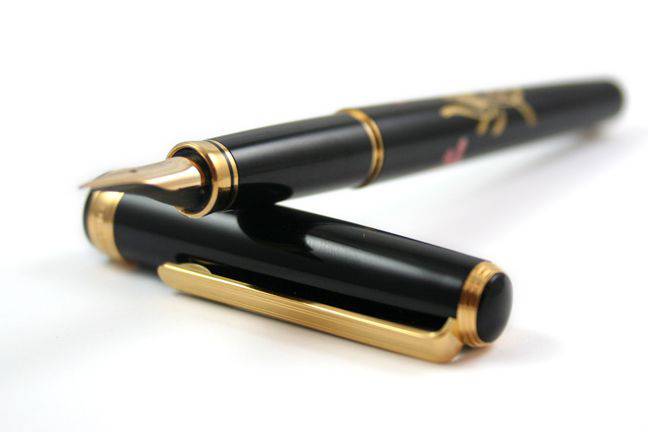 Platinum Maki-e Phoenix Fountain Pen by Platinum Pen Company with a fine platinum-maki-e design and detailed phoenix artwork.