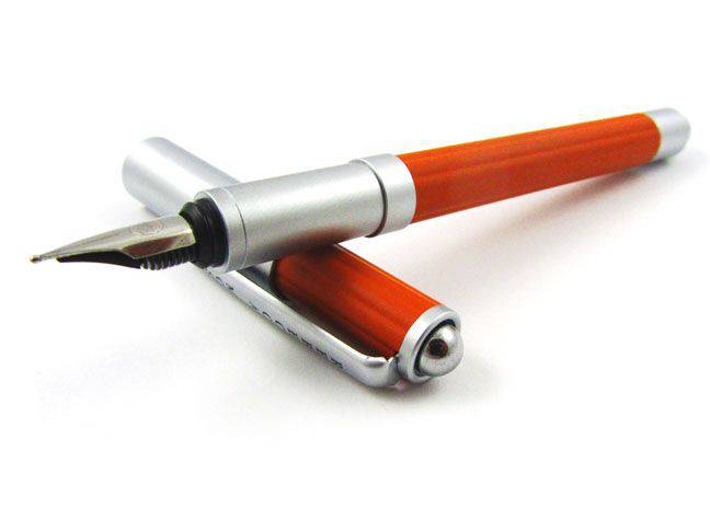 Rebecca Moss Turbo Fountain Pen in black with sleek design and gold accents, showcasing its elegant craftsmanship.