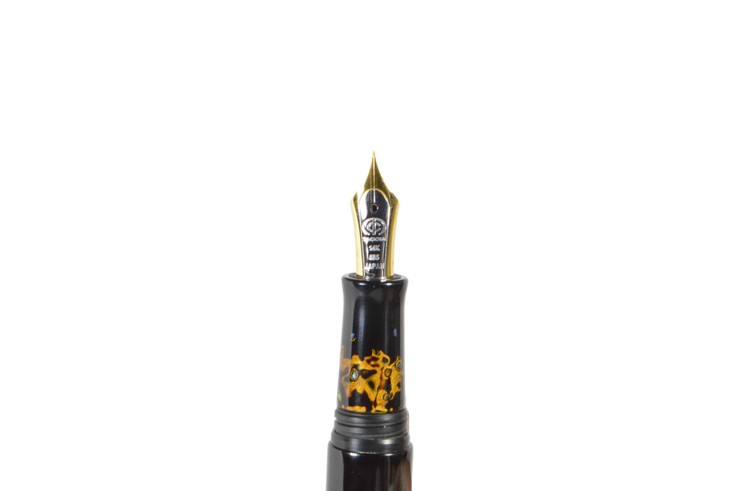 Taccia Reserve Raden LE Collection fountain pen with autumn-inspired brush accents in a sleek design.