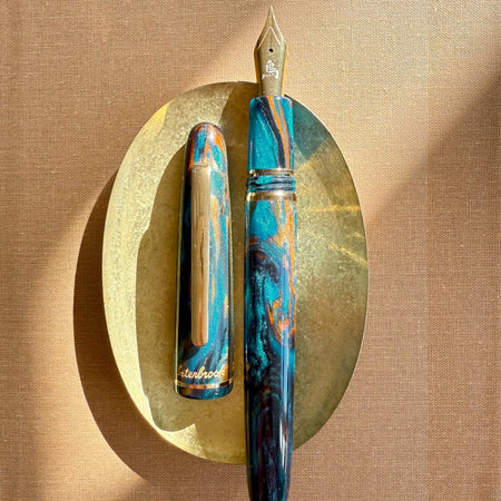 Esterbrook x BUNGUBOX Kingfisher Limited Edition Estie fountain pen with vibrant blue and gold accents.