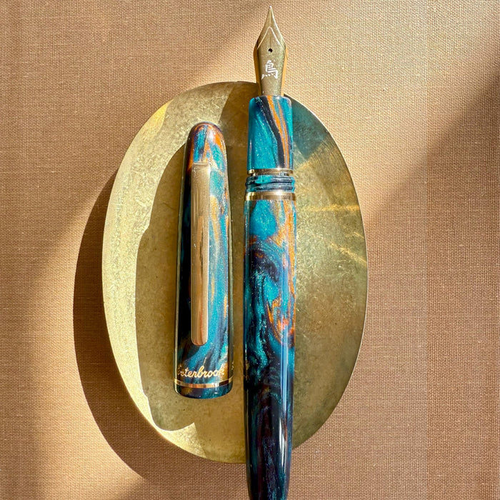 Esterbrook x BUNGUBOX Kingfisher Limited Edition Estie fountain pen with vibrant blue and gold accents.