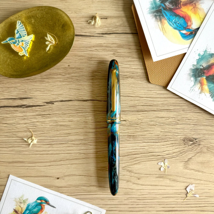 Esterbrook x BUNGUBOX Kingfisher Limited Edition Estie fountain pen with vibrant blue and gold accents, displayed on a white background.